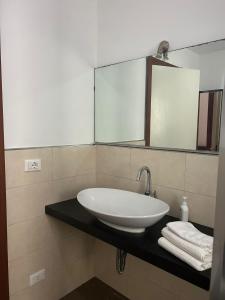y baño con lavabo, espejo y toallas. en Casa Giulia La Spezia, en La Spezia