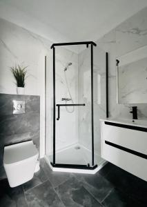 Koupelna v ubytování Domki Black Pearl Mielno basen sauna jacuzzi
