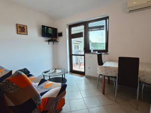 TV a/nebo společenská místnost v ubytování Apartments Bevanda