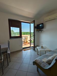 TV a/nebo společenská místnost v ubytování Apartments Bevanda