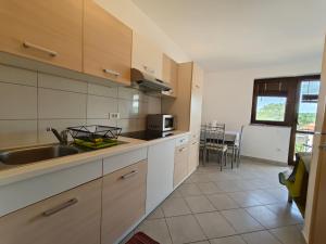 Kuchyň nebo kuchyňský kout v ubytování Apartments Bevanda