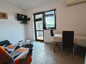 TV a/nebo společenská místnost v ubytování Apartments Bevanda