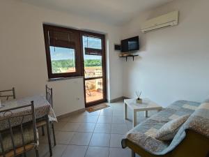 TV a/nebo společenská místnost v ubytování Apartments Bevanda