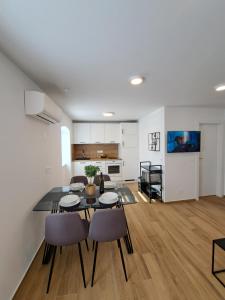 a dining room and living room with a table and chairs at Apartman Tea in Mali Lošinj