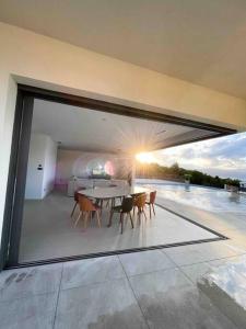 Balkón nebo terasa v ubytování Villa luxe avec piscine et belle vue mer