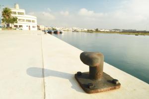 un objeto metálico sentado a un lado de un cuerpo de agua en NORAY Home en Barbate