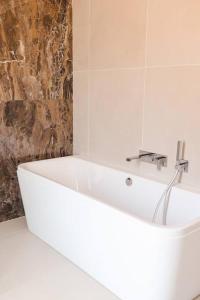 Koupelna v ubytování Villa luxe avec piscine et belle vue mer