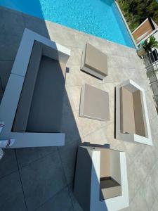 Bazén v ubytování Villa luxe avec piscine et belle vue mer nebo v jeho okolí