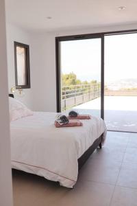 Postel nebo postele na pokoji v ubytování Villa luxe avec piscine et belle vue mer
