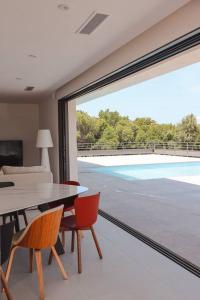 Bazén v ubytování Villa luxe avec piscine et belle vue mer nebo v jeho okolí