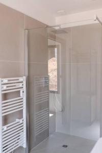 Koupelna v ubytování Villa luxe avec piscine et belle vue mer