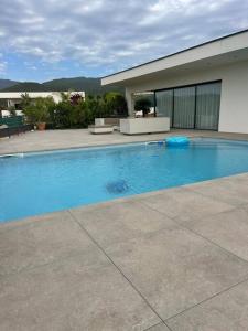 Bazén v ubytování Villa luxe avec piscine et belle vue mer nebo v jeho okolí
