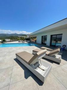 Bazén v ubytování Villa luxe avec piscine et belle vue mer nebo v jeho okolí
