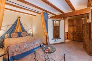 a bedroom with a bed with a tent on it at Casa Rural La Carretería in Camañas