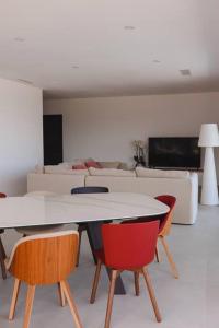 TV a/nebo společenská místnost v ubytování Villa luxe avec piscine et belle vue mer
