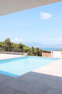 Bazén v ubytování Villa luxe avec piscine et belle vue mer nebo v jeho okolí