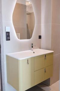 Koupelna v ubytování Villa luxe avec piscine et belle vue mer