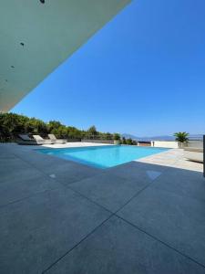 Bazén v ubytovaní Villa luxe avec piscine et belle vue mer alebo v jeho blízkosti