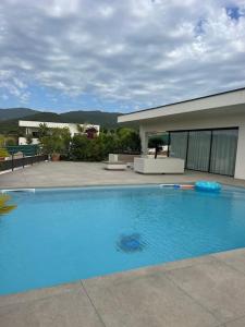 Bazén v ubytování Villa luxe avec piscine et belle vue mer nebo v jeho okolí