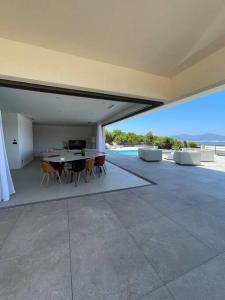 Balkón nebo terasa v ubytování Villa luxe avec piscine et belle vue mer
