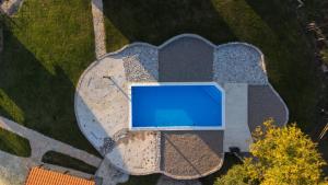 una vista sul tetto di una piscina blu in un cortile di Medjedovica Brdo Godovik a Godovik
