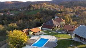 vista aerea di una casa con piscina di Medjedovica Brdo Godovik a Godovik