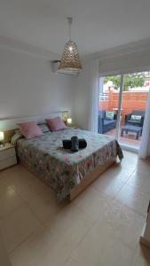a bedroom with a bed with a view of a patio at Apartamento planta baja con piscina in Denia