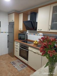 una cucina con forno a microonde e piano cottura forno superiore di Casa Javson a La Coruña