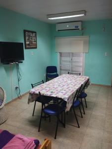 - une salle à manger avec une table, des chaises et une télévision dans l'établissement JMC, à Jesús María