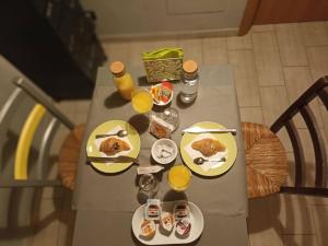 een tafel met borden vol eten en glazen sinaasappelsap bij Double B in Rome +19 foto's