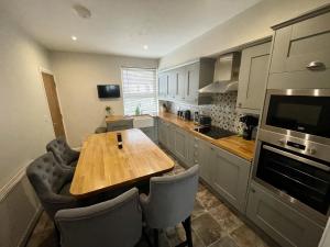 una cucina con tavolo e sedie in legno di Modern Maisonette in Vibrant Bristol, Free Parking a Bristol