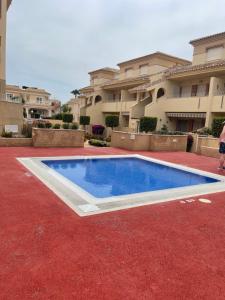 une grande piscine bleue en face d'un bâtiment dans l'établissement Holiday Home Amari - Residencia Albatros, à Los Alcázares