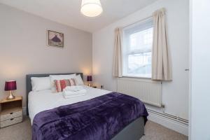 a bedroom with a large bed and a window at Spacious 2 bed Southville flat near Harbourside in Bristol