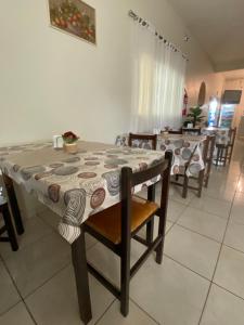 a dining room with a table and some chairs at Hotel HB in Planaltina