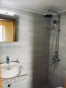 W łazience znajduje się umywalka i prysznic. w obiekcie Villa Aurora w mieście Athanion