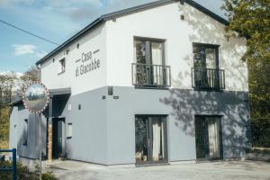 - un bâtiment blanc avec des fenêtres noires dans l'établissement Casa di Giacobbe, à Frýdlant nad Ostravicí