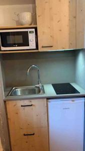 Una cocina o kitchenette en Place of charm and tranquility HUT7558