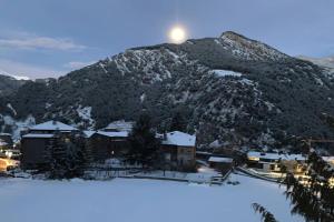 Una imagen general de la montaña o una montaña tomada desde el departamento