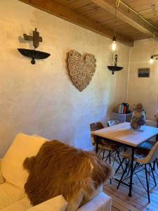 Un lugar para sentarse en Place of charm and tranquility HUT7558