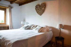 Una cama o camas en una habitación de Place of charm and tranquility HUT7558