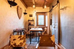 cocina con mesa y sillas en una habitación en Place of charm and tranquility HUT7558, en Ordino