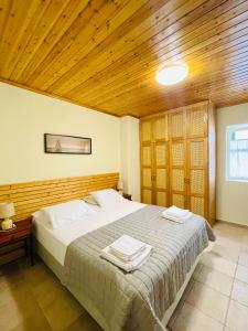 a bedroom with a bed and a wooden ceiling at Villa Aurora in Athanion