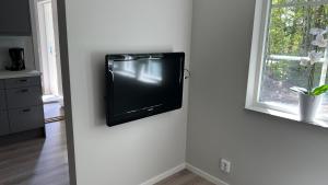 En tv och/eller ett underhållningssystem på Villa sjöviken 24