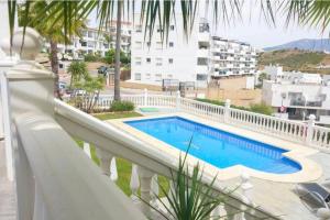 uma piscina na varanda de um edifício em Villa Torre Nueva, Mijas Costa em La Cala de Mijas