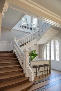 eine Treppe in einem Haus mit Hockern in der Unterkunft Casa Villa Julia in Tigre