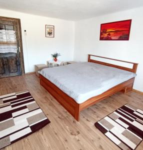 1 dormitorio con 1 cama en una habitación en Két Kerék Vendégház, en Patvarc