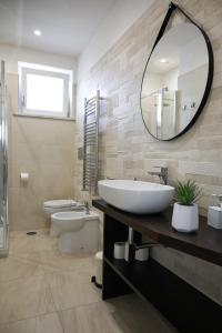 A bathroom at Palazzo Archeo Még 37 kép