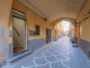 an empty alley with an archway in a building at CASA IRYNA in Pietra Ligure