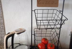 zwei Tomaten in einem Drahtkorb neben einem Mixer in der Unterkunft Casa Delle Olive in Mošćenička Draga