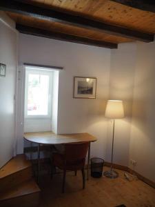 Habitación con mesa, lámpara y ventana en Traditional house in the heart of La Roche-Bernard, en La Roche-Bernard